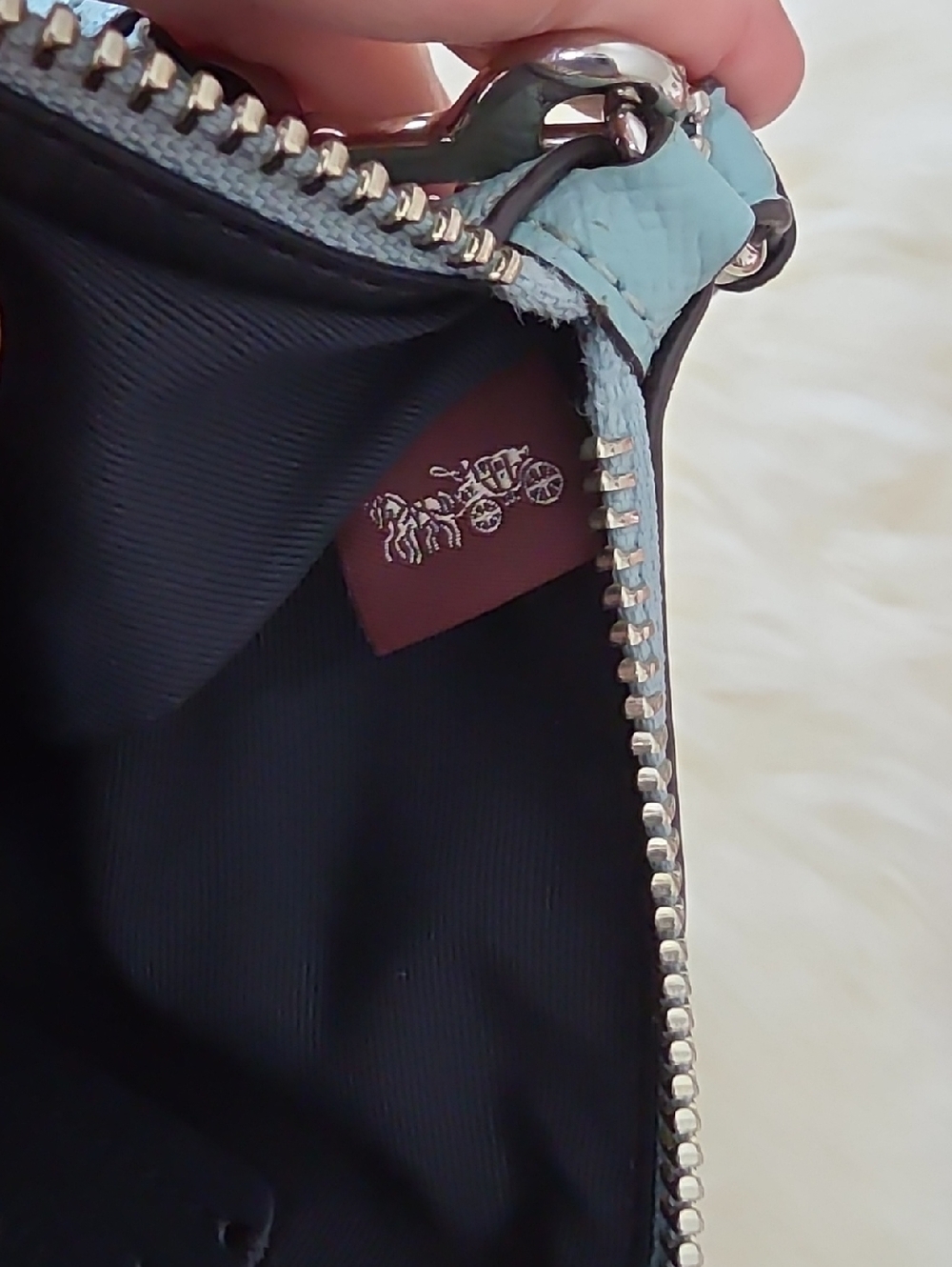 Gorgeous Coach Large Leather Beach Scene Wristlet Wallet ๐ฉทโฑ๏ธ๐งก๐ - Picture 11 of 16